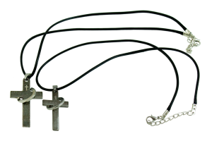 Naszyjniki skóra krzyżyk z obrączka w etui PS05 B203LM'